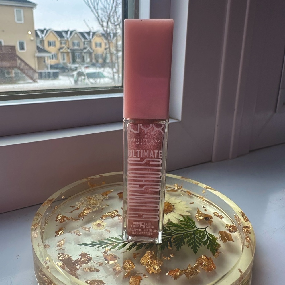 NYX Ultimate Glow Shots - brightening liquid eyeshadow